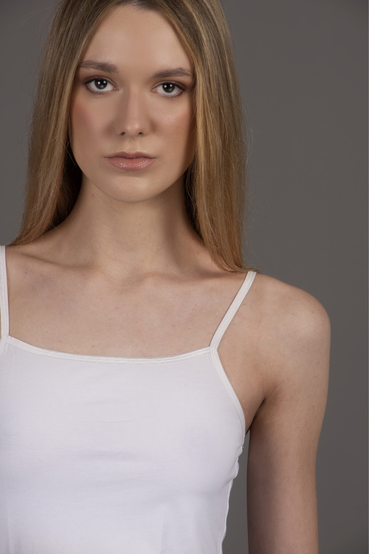 Arianna C. - Modella professionista di Background Model Management