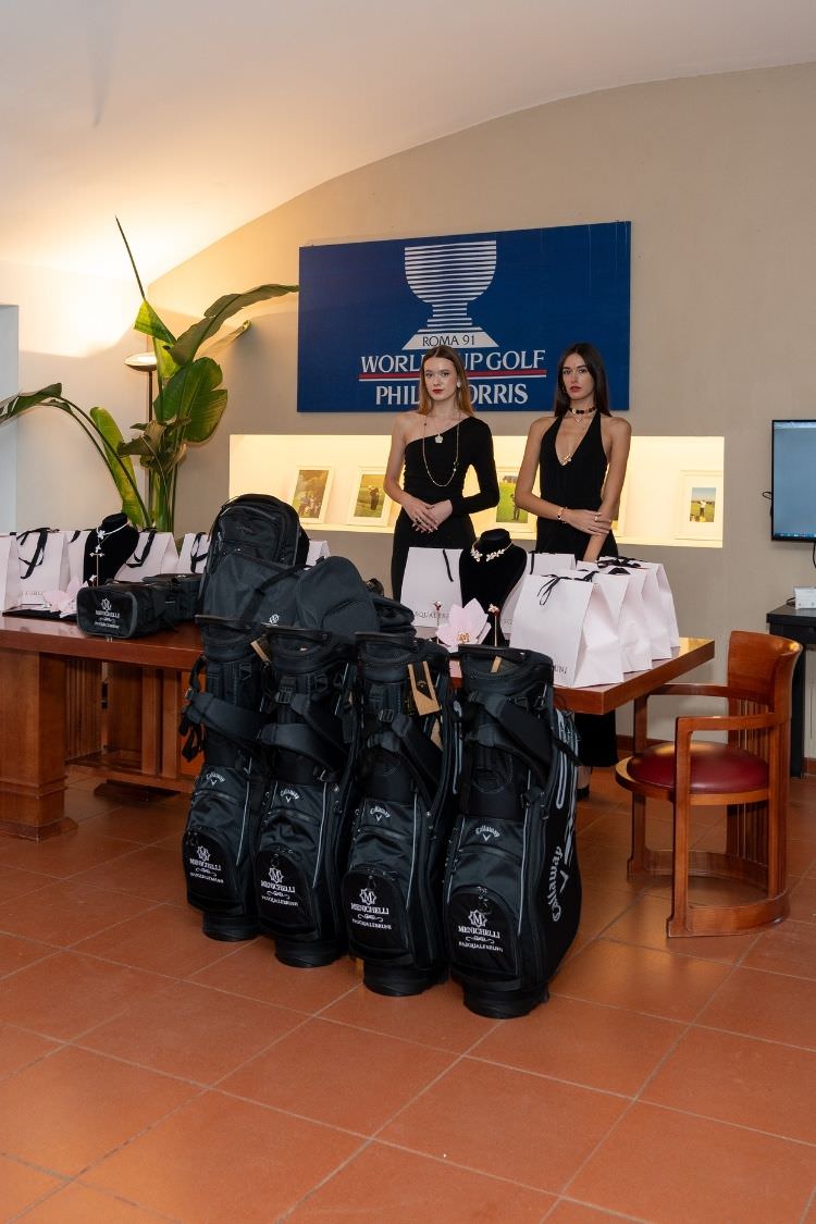 Hostess elegante in giacca scura presso stand promozionale