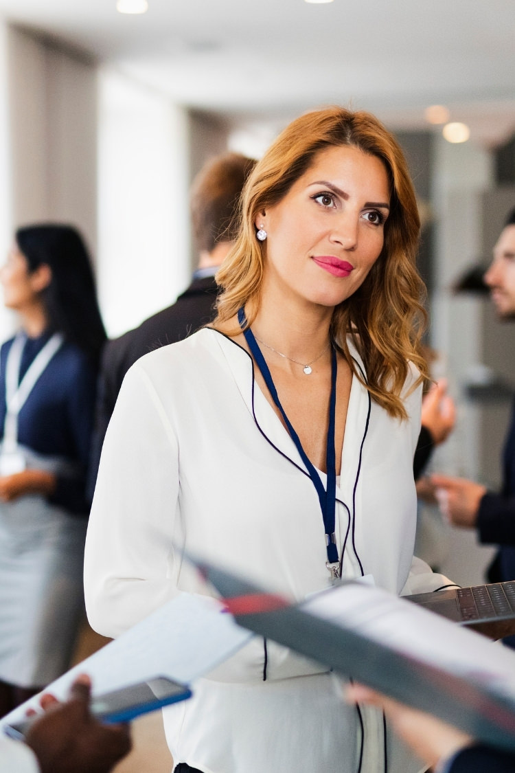 Hostess accogliente in ambiente business - Background